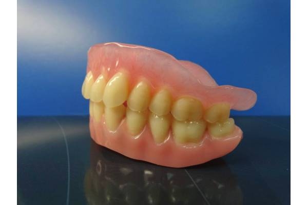 Съемный нижний зубной протез 