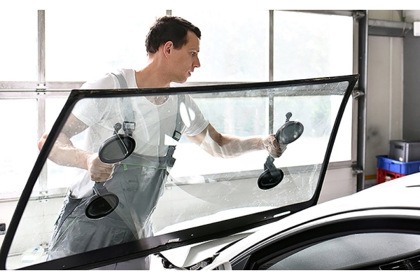 Замена лобового стекла на отечественном легковом авто (установка стекла в резину, без герметика)