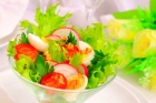 Салат из свежих овощей с перепелиными яйцами
