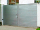 Распашные ворота стандартных размеров в алюминиевой раме с заполнением сэндвич-панелями SWS