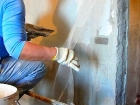 Наклеивание малярной сетки под шпаклевку стен