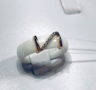Золотое кольцо из белой керамики с кристалами сваровски