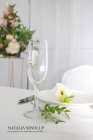 Оформление сервировочных тарелок на гостевых столах бутонами из живой флористики