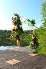 Флористическая композиция из декоративной флористики с добавлением живой зелени для оформления арт-арки «Модерн»
