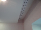 Установка скрытного карниза под натяжной потолок