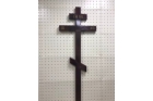 Крест на кладбище деревянный