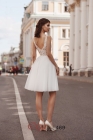 Облегченное короткое свадебное платье с пышной юбкой
