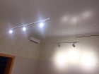 Установка трековых светильников в натяжной потолок