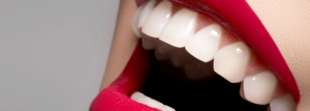 Опытный стоматолог клиники «Здравия» укрепит ваши зубки с помощью специальных оздоравливающих масок или поставит стразу со скидкой 50%.