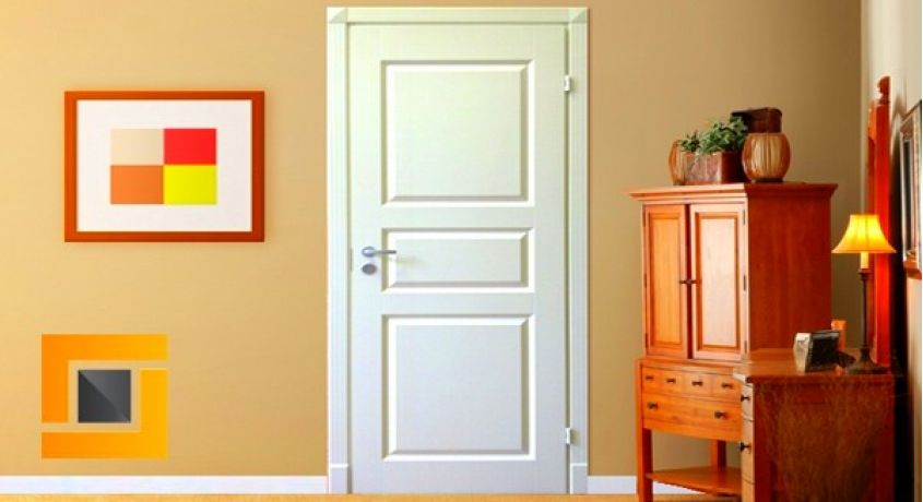Приличные двери. Двери межкомнатные белые. Двери с наличниками в интерьере. Цветные межкомнатные двери. Двери межкомнатные с цветным наличником.