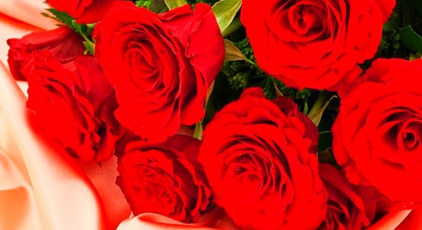 Подарите своим любимым красивое счастье! Скидка 50% на шикарный букет из 25 роз в мастерской букетов и подарков «25 цветов».