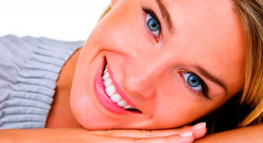 Белоснежная улыбка надолго! Ультразвуковая чистка зубов, отбеливание Air Flow, полировка, фторирование эмали со скидкой 62%.