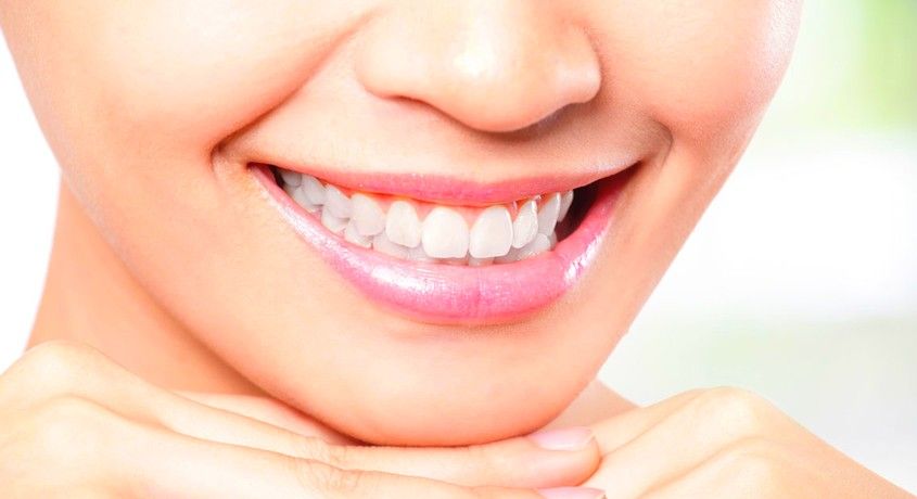 Доверьте нам свою улыбку! Профессиональная чистка ультразвуком, чистка системой Air Flow со скидкой 64% от  стоматологии «ЗДРАВИЯ».