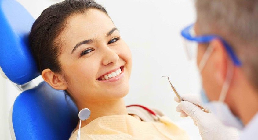 Скидки до 64% на комплексную профессиональную чистку, отбеливание, лечение и реставрацию зубов в клинике «Здравия».