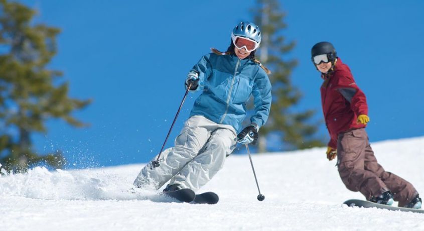 Для любителей ярких ощущений! Два часа катания на сноубордах или лыжах с подъемами со скидкой 50% в ГК «Заячья Горка».