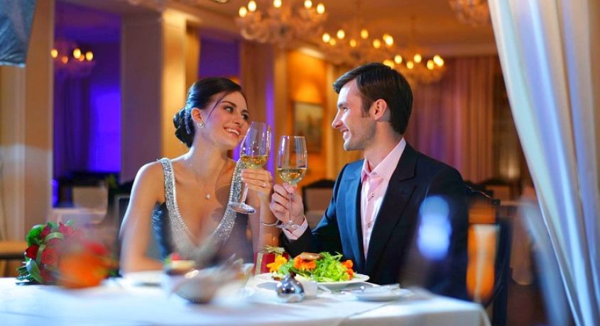 Подари своему мужчине незабываемый романтический ужин в честь Защитников Отечества в ресторане «Адам и Ева» со скидкой 50%.