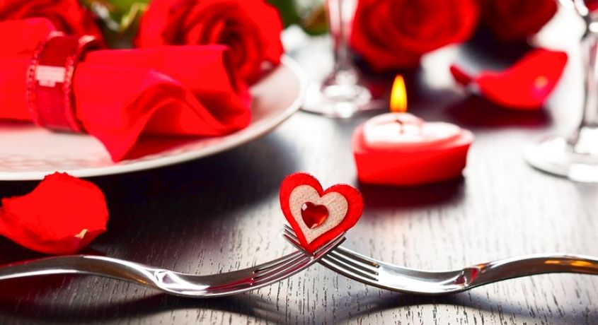 Скидка 50% на романтический вечер при свечах на День Святого Валентина в сопровождении вокалиста Романа Парамонова.