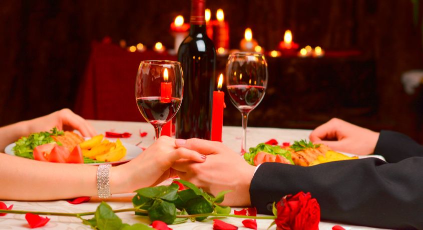 Для влюбленных сердец! Скидка 50% на романтический ужин при свечах от ресторана «Адам и Ева».