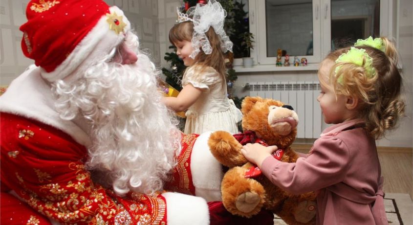 Детям в радость! Выезд Деда Мороза и Снегурочки на дом, а также детский уличный квест «Новогодний чудесаж» со скидкой 50%
