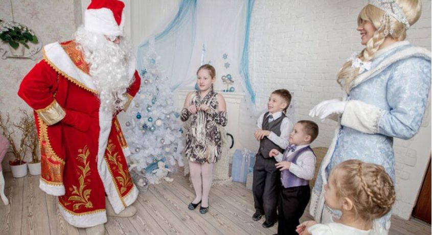Детям в радость! Выезд Деда Мороза и Снегурочки на дом, а также детский уличный квест «Новогодний чудесаж» со скидкой 50%