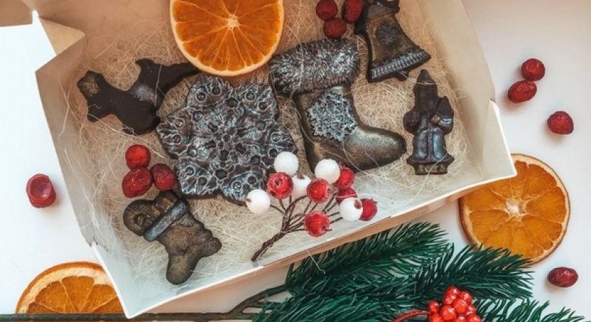 Различные шоколадные плитки или наборы к Новому Году от компании «Сладкий подарок» со скидкой до 70%