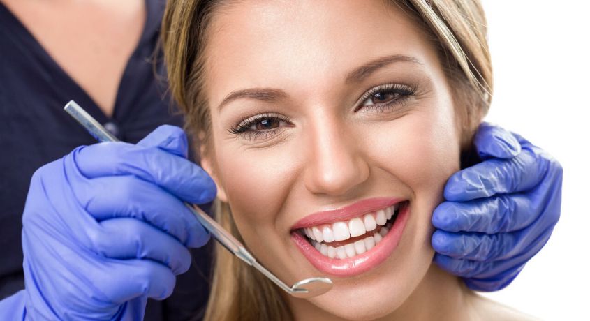 Красивая улыбка - наша работа! Лечение клиновидного дефекта с установкой световой пломбы от стоматологии «на Пушкарской» со скидкой 61%