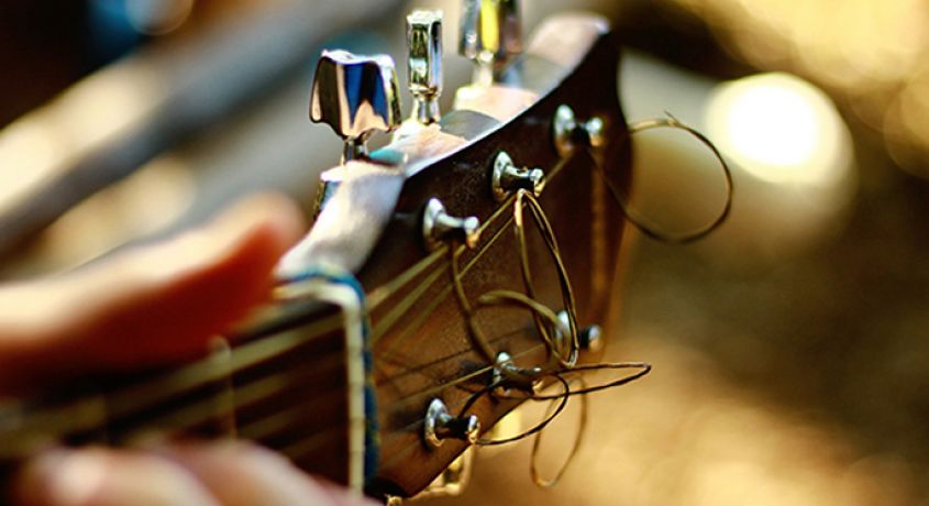 Порадуйте себя и свою гитару! Скидки 50% на покупку струн для гитары от магазина музыкальных инструментов «MUSTRADE»