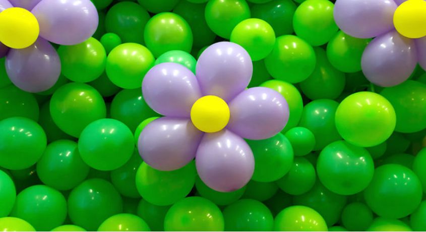 Организуй праздник просто так! Скидка 50% на шары в форме сердца, цветок из шаров или букет из шаров от компании «Праздник в подарок».