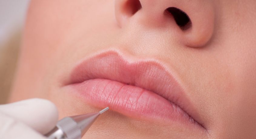 Татуаж бровей, перманентный макияж «Акварельные губы» или удаление тутуажа ремувером со скидкой 50%.