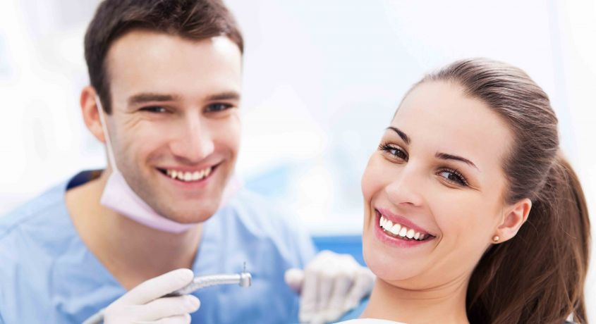Не стесняйтесь улыбаться! Комплексная профессиональная чистка зубов Air-flow со скидкой 50% в стоматологической клинике «Акула»