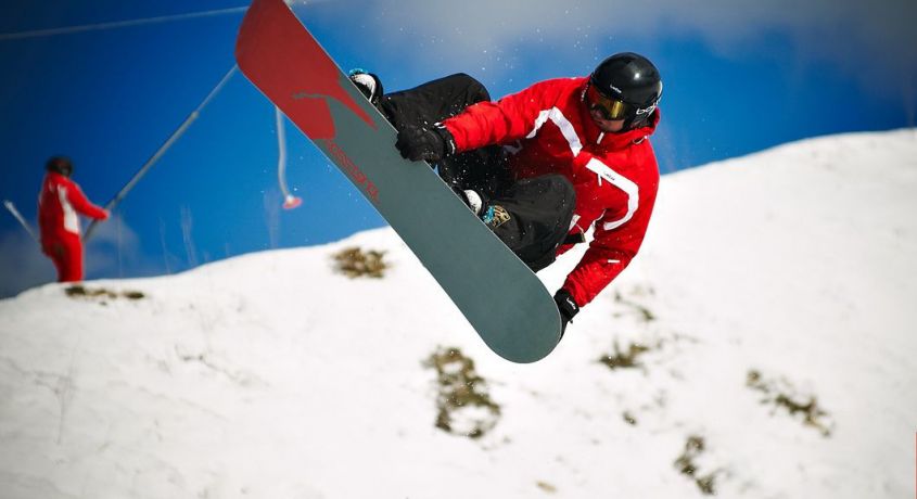 Активная зима в горнолыжном комплексе 'Красная Гора'! Катание на сноуборде или лыжах, а также прокат оборудования + подъемы со скидкой 40%!