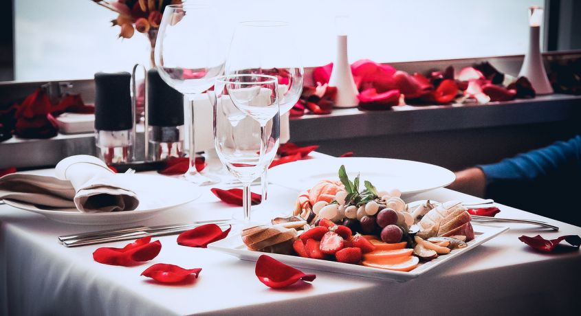 Пригласи ее на свидание! 14 февраля скидка 50% на романтический ужин на двоих в сопровождении живой музыки от ресторана «Адам и Ева»