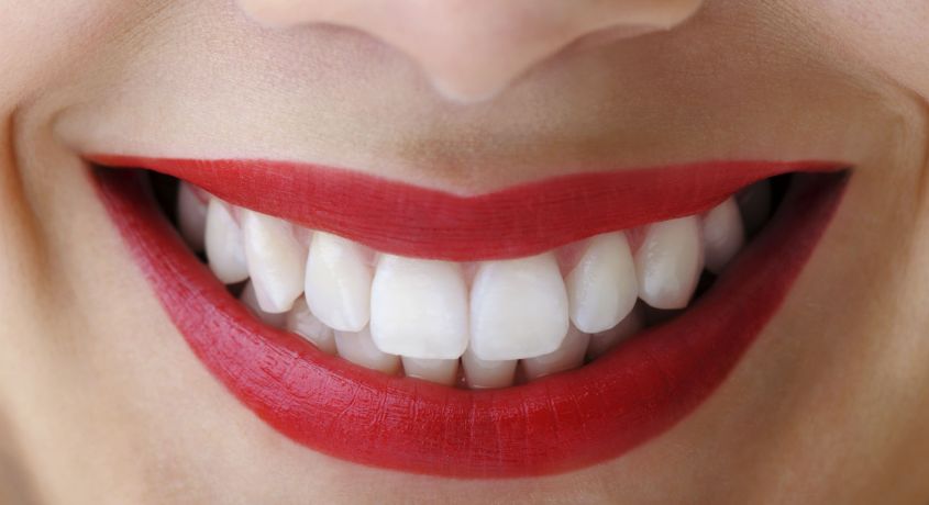 Профилактика + отбеливание! Скидка 50% на чистку зубов AIR FLOW от Стоматологической клиники Oxford Smile
