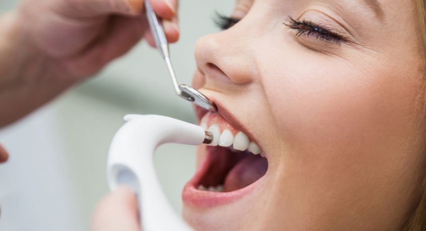 Здоровая улыбка — наш приоритет! Скидка 50% на профессиональную ультразвуковую чистку зубов от стоматологии «Айболит»