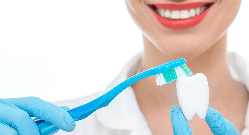 Улыбка без забот! Скидка 55% на профессиональную гигиену полости рта от стоматологического центра «Улыбка».
