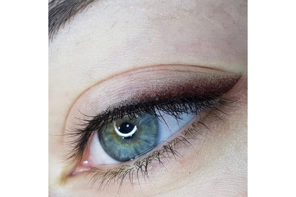 Перманентный макияж глаз «Стрелки с растушевкой» 