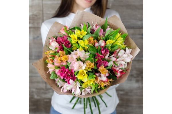 Букет цветов из 19 альстромерий