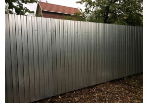 Забор из оцинкованного профнастила 2,5 м