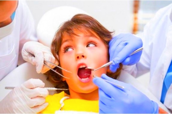 Лечение полостей зубов СИЦ (материал химич. отверждения)
