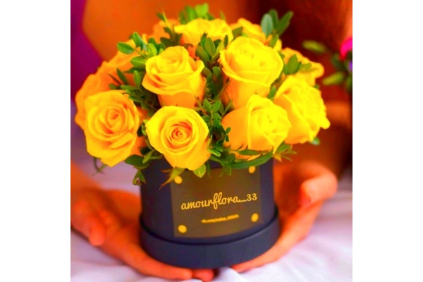 Желтые розы в шляпной коробке 
