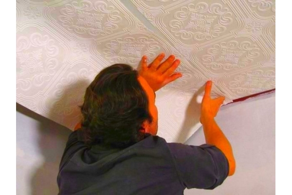 Поклейка обоев на потолок под покраску, без подбора рисунка
