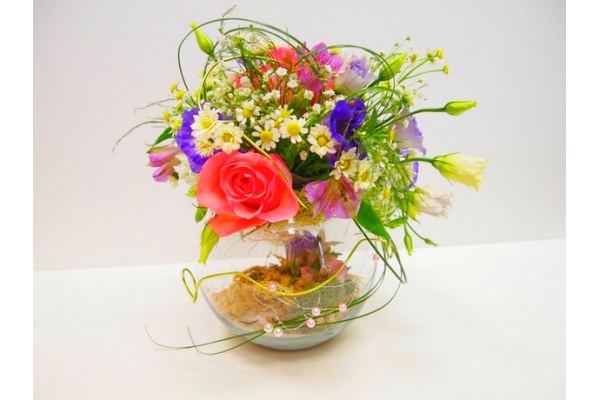 Композиции из декоративной флористики на стеклянных вазах