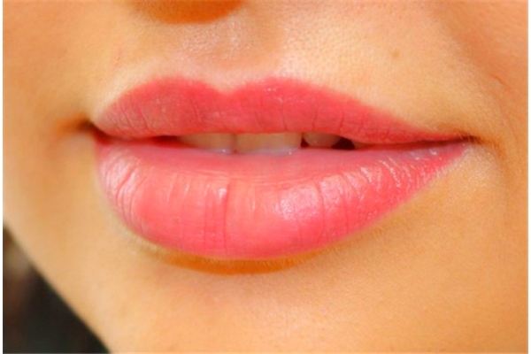 Перманентный макияж губ (контур с растушевкой)