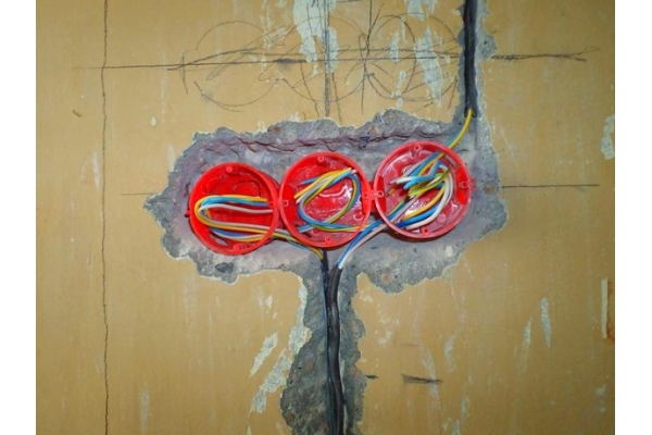 Перенос базы под электроточку в кирпиче или пеноблоке  (протяжка кабеля, штроба, корновка подрозетника)