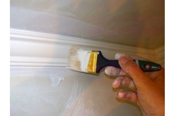 Покрытие лаком (или краской) деревянных плинтусов в один слой