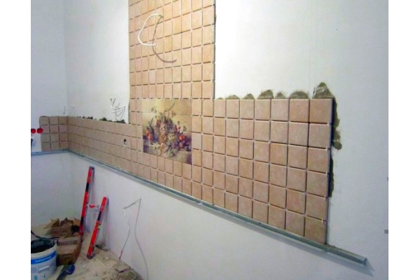 Облицовка стен плиткой размерами 10*10