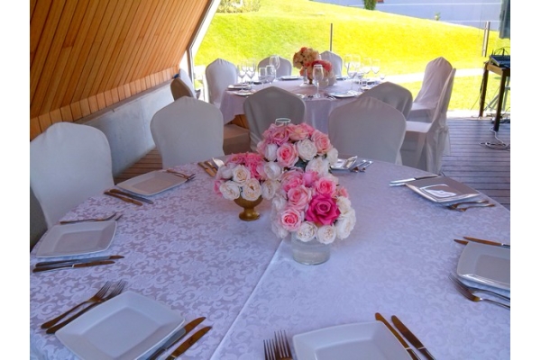 Оформление гостевых столов композициями из декоративной флористики на низкой вазе