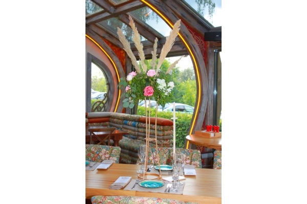 Оформление гостевых столов композициями с использованием живой флористики на низкой вазе