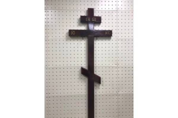 Крест на кладбище деревянный