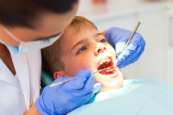 Лечение осложненного кариеса молочного зуба биологическим методом (2 посещение)